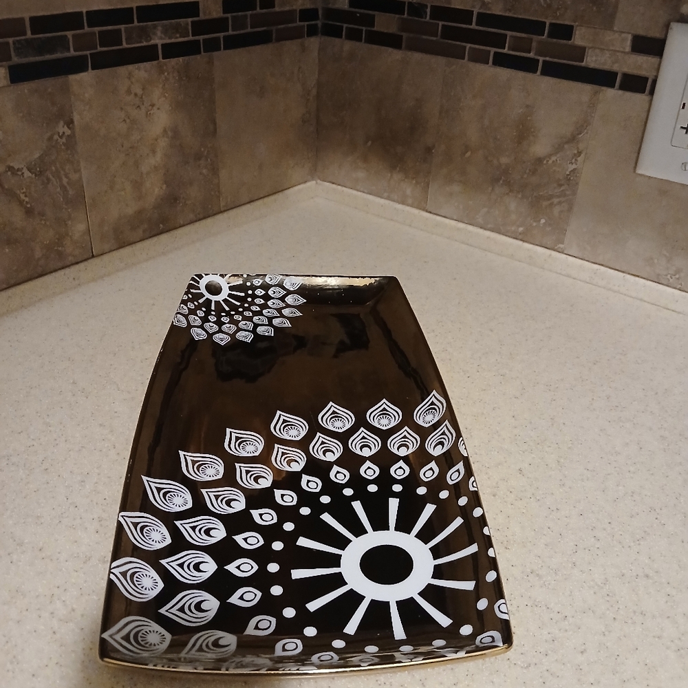 Beautiful Gold & White Arlington Design Platter.